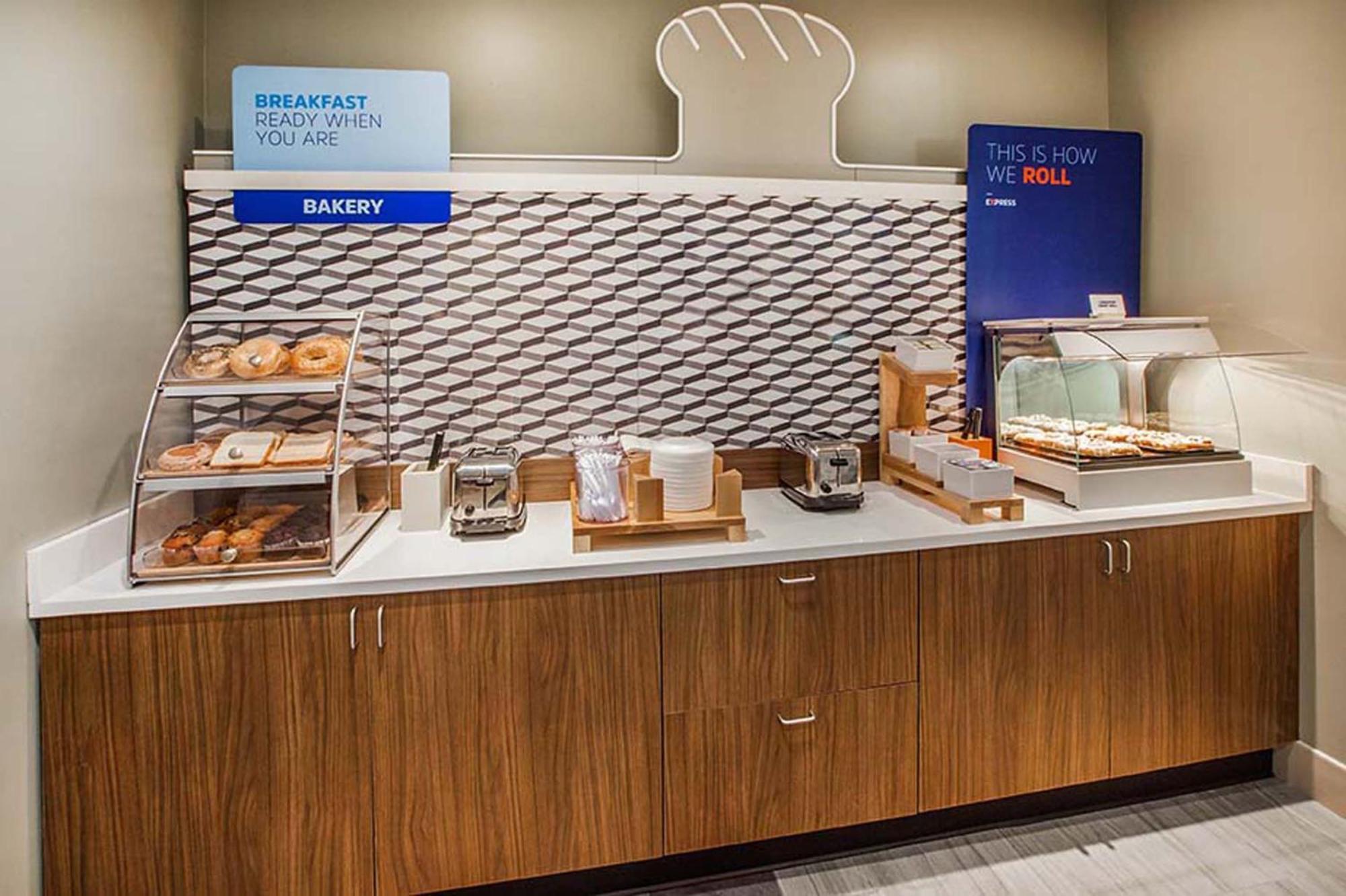 Holiday Inn Express Whitby Oshawa By Ihg מראה חיצוני תמונה